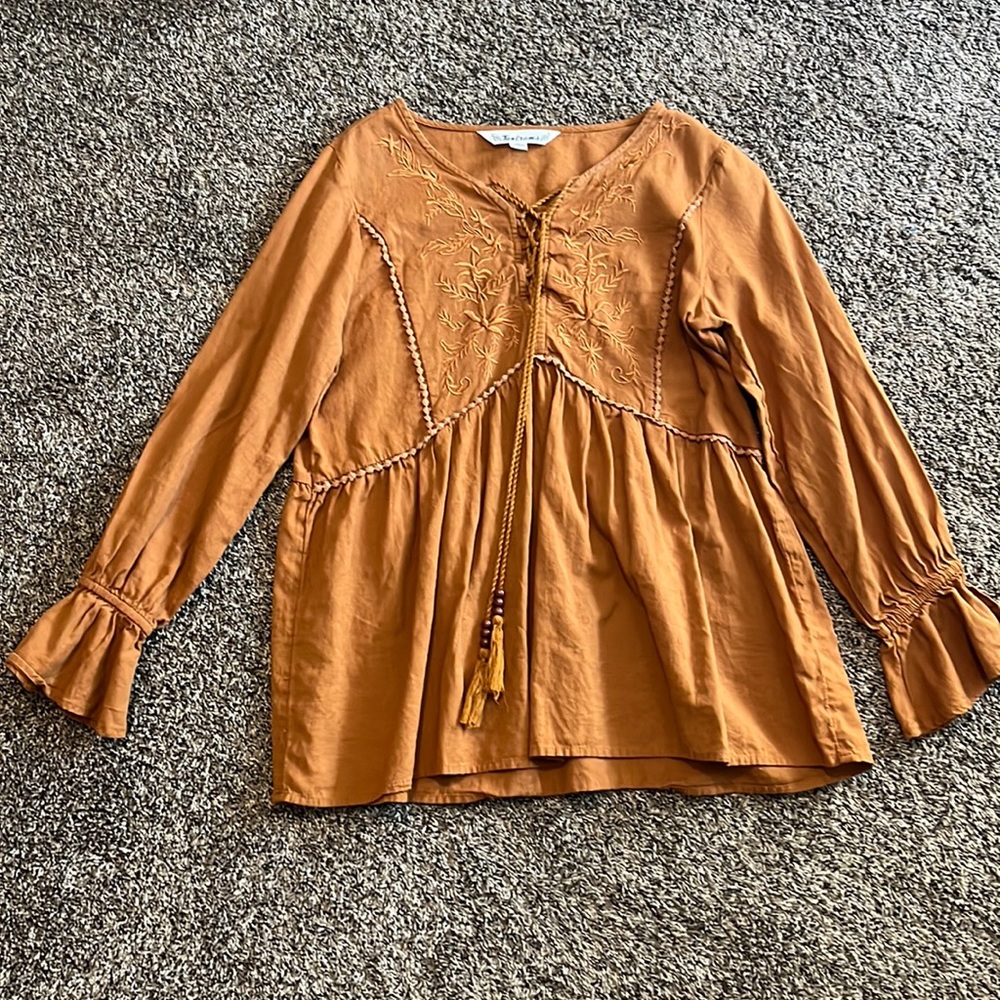 burnt orange peasant shirt. so nice for fall. has that nice billowy shape.